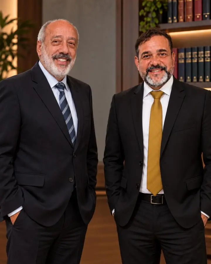 Humberto Gaze Neto, à esquerda, e Everson Motta, de terno escuro, lado a lado no escritório